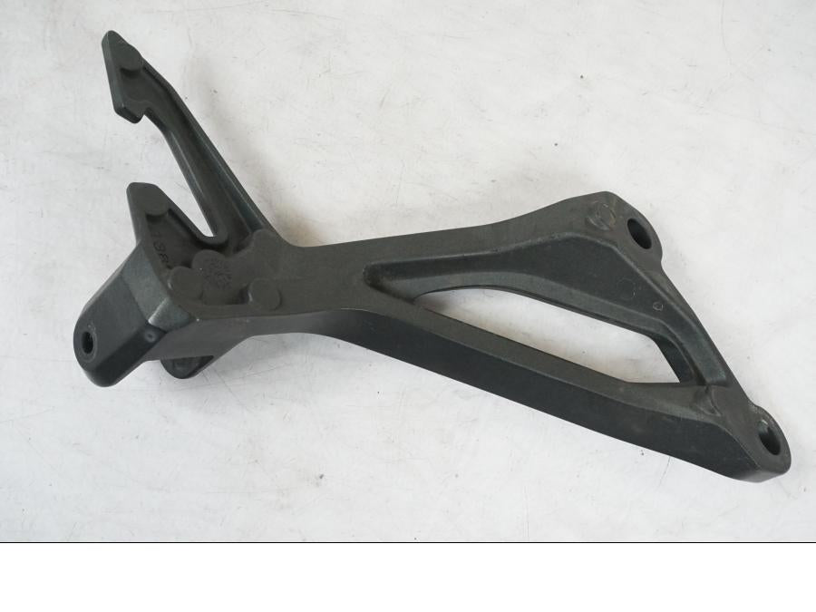 Vänster sida på Fotpinnefäste från en Kawasaki Z 900 -2019 motorcykel.