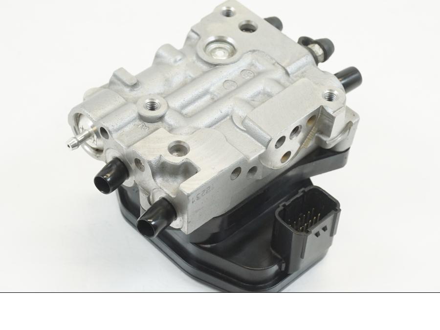 Höger sida på ABS Modulator från en Honda CBR 1000 RR -2010 motorcykel.