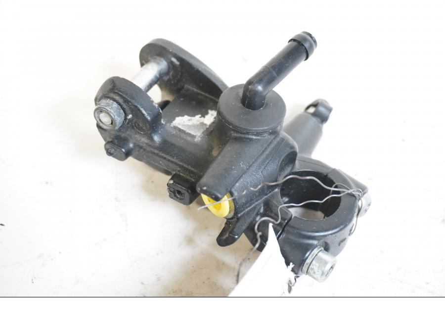 Baksidan på Bromshuvudcylinder från en BMW S 1000 RR -2011 motorcykel.