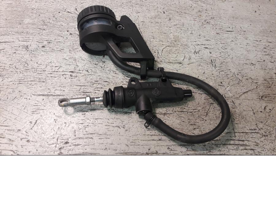 Framsidan på Bromshuvudcylinder från en Ducati Multistrada 1260 -2019 motorcykel.