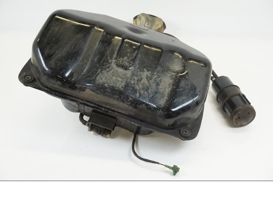 Snett uppifrån på Bensintank från en Suzuki VL 1500 -1999 motorcykel.