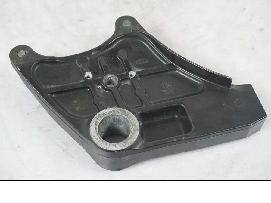 Snett nerifrån på Bromsoksfäste från en Kawasaki ZZ-R 1400 -2009 motorcykel.