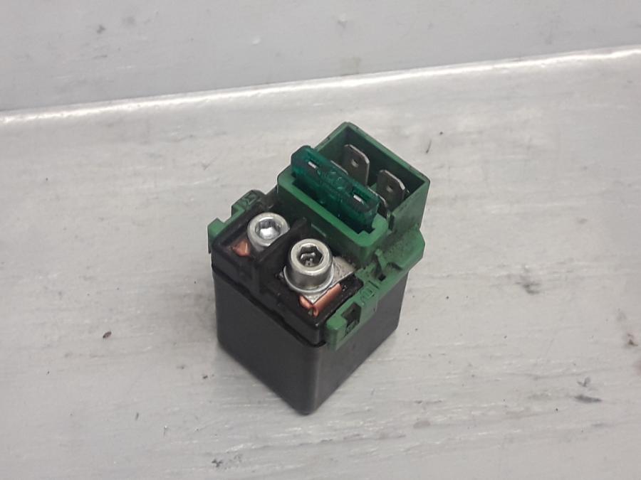 Framsidan på Startrelä från en Honda CB 750 SF -1999 motorcykel.