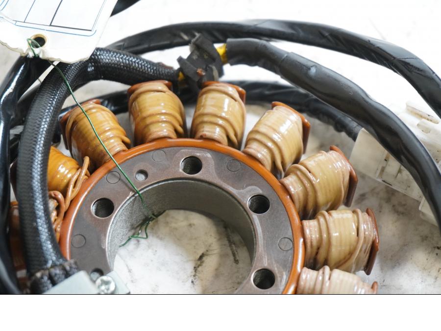 Baksidan på Generator från en Kawasaki ZZ-R 1400 -2010 motorcykel.