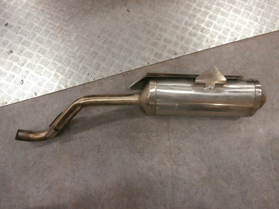 Vänster sida på Ljuddämpare från en Triumph Tiger -2010 motorcykel.