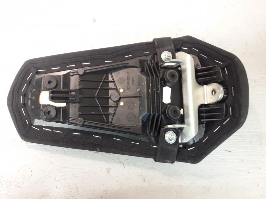 Höger sida på Sadel från en Yamaha MT 125 -2017 motorcykel.