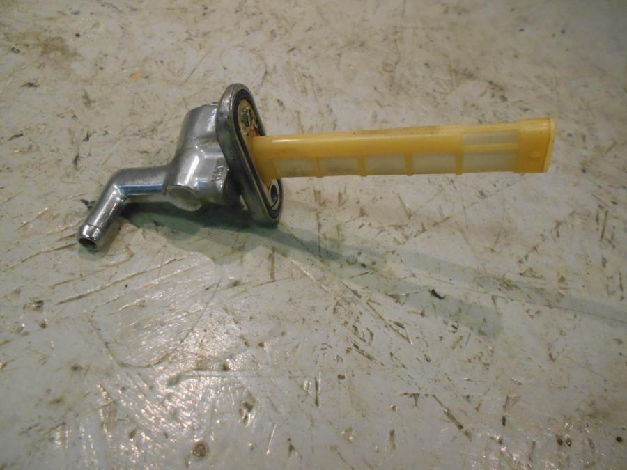 Baksidan på Bensinkran från en Suzuki VS 750 Intruder -1986 motorcykel.