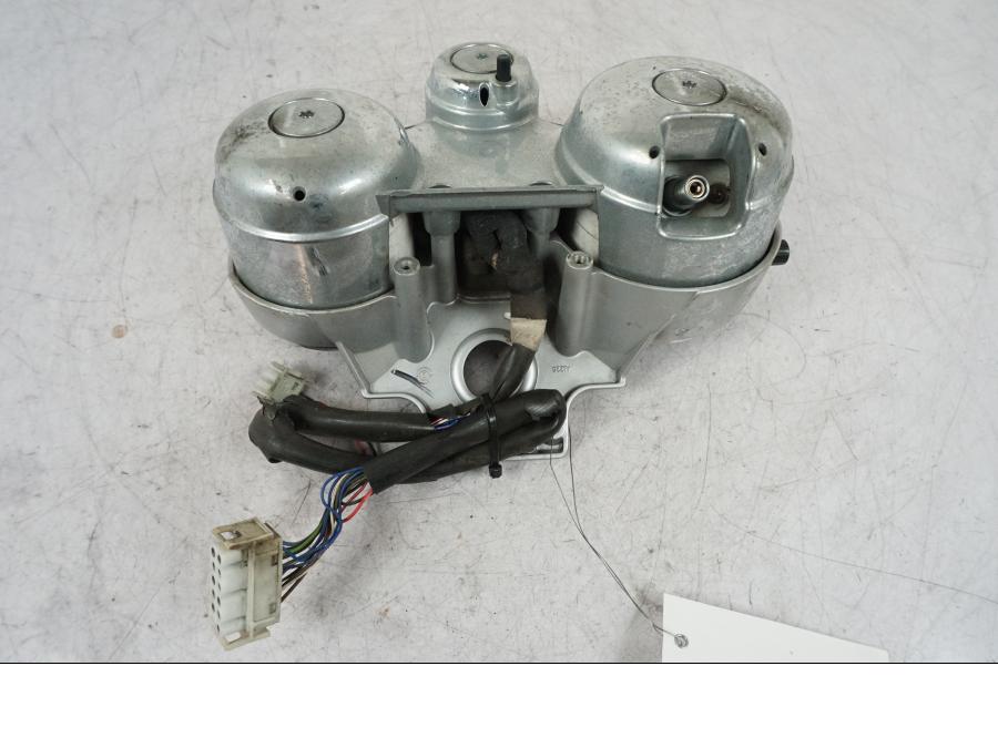 Höger sida på Instrumentpanel från en BMW R 850 R -2004 motorcykel.