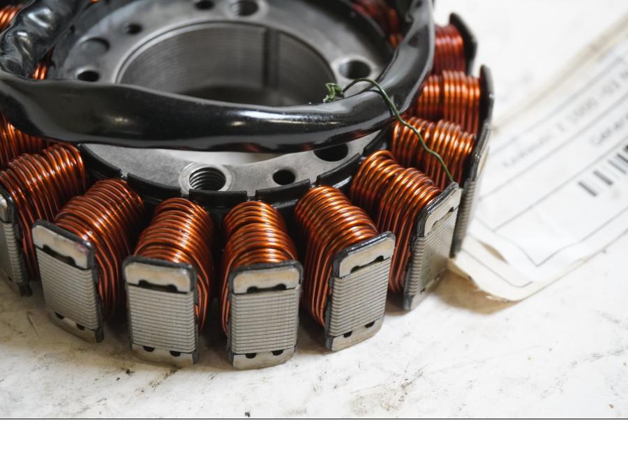 Baksidan på Generator från en Kawasaki Z 1000 -2003 motorcykel.
