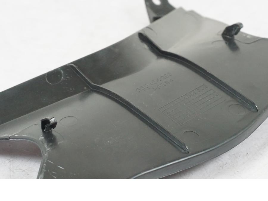 Snett nerifrån på Bakvinge från en Kawasaki ZX-6R -2011 motorcykel.