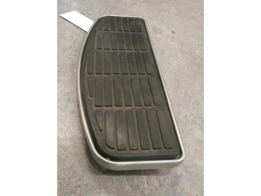 Snett nerifrÄn pÄ Fotplatta frÄn en Suzuki VLR 1800 -2008 motorcykel.