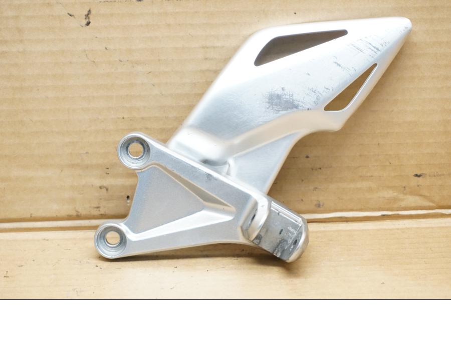 Framsidan på Fotpinnefäste från en Honda CBR 1000 RR -2010 motorcykel.