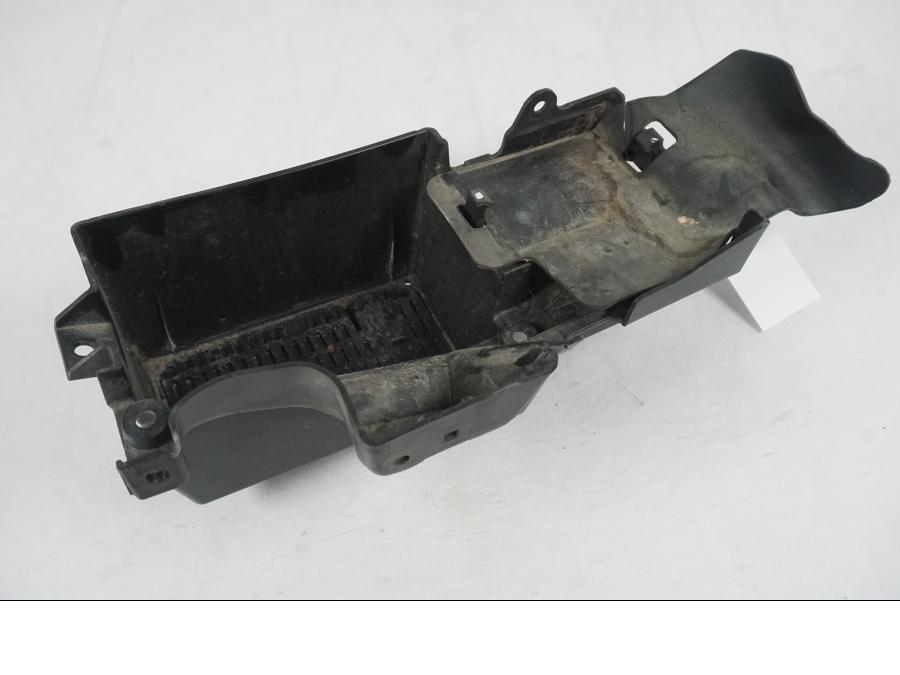 Framsidan på Batterihållare från en Kawasaki ER-6N ABS -2010 motorcykel.