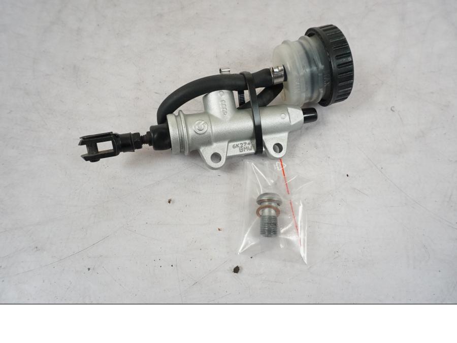 Baksidan på Bromshuvudcylinder från en BMW R Ninet -2017 motorcykel.