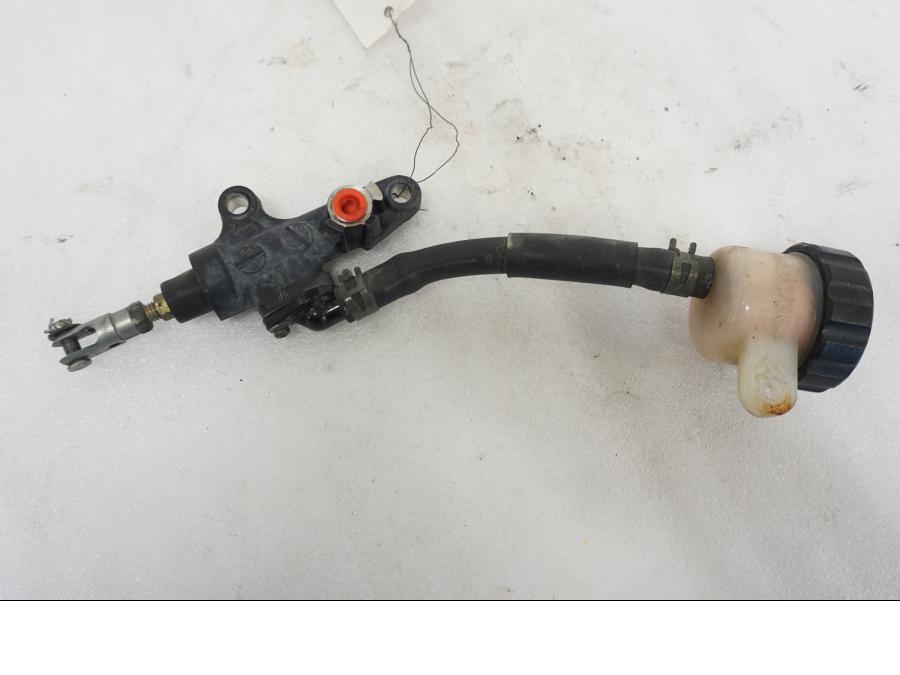 Baksidan på Bromshuvudcylinder från en Yamaha YZF R6 -1999 motorcykel.