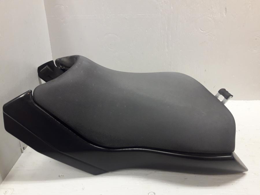 Snett uppifrån på Sadel från en Kawasaki ER-6N -2015 motorcykel.