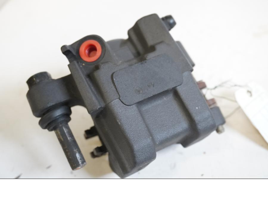 Baksidan på <p>Bromsok bak från Yamaha YZF 1000 R1 2004.</p>
<p>Passar 2004 till 2005. Ett kolvs ok. Nissin.</p> motorcykel.