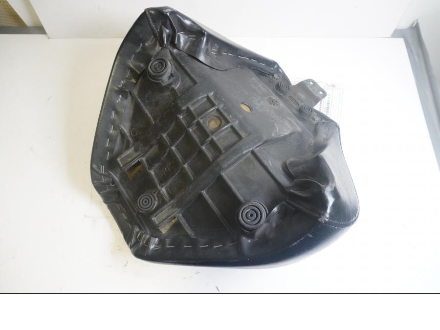 Höger sida på Sadel från en Yamaha XVS 1100 -1999 motorcykel.