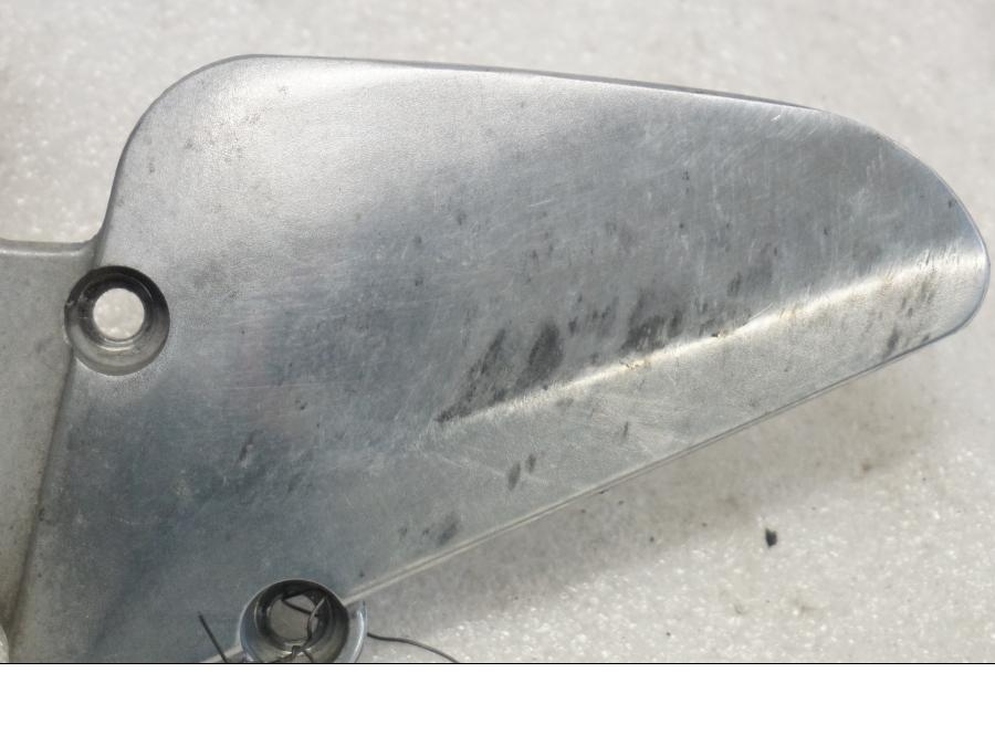 Höger sida på Fotpinnefäste från en Honda CBR 1100 XX -1998 motorcykel.