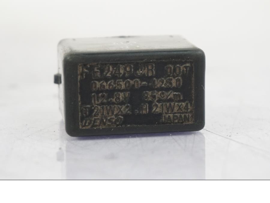 Höger sida på Blinkersrelä från en Suzuki VZ 800 -2000 motorcykel.