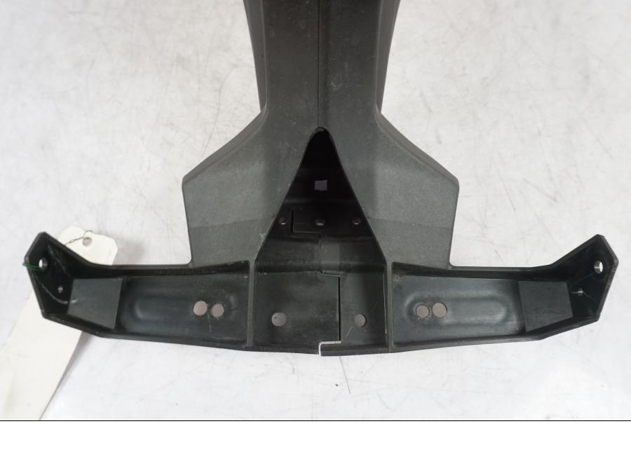 Snett nerifrån på Skylthållare från en Kawasaki Z 900 -2018 motorcykel.