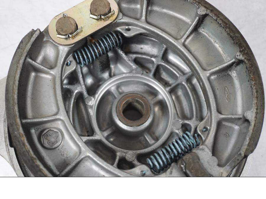 Vänster sida på Bromstrumma från en Honda VT 600 C -1998 motorcykel.