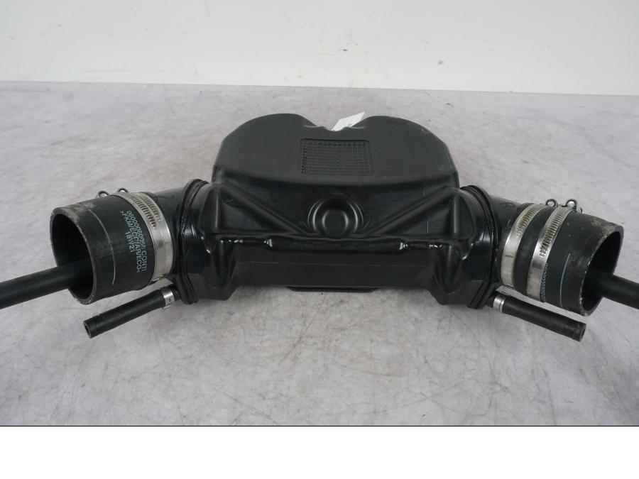 Snett nerifrån på Bensintank från en KTM 1290 Super Adventure S -2022 motorcykel.