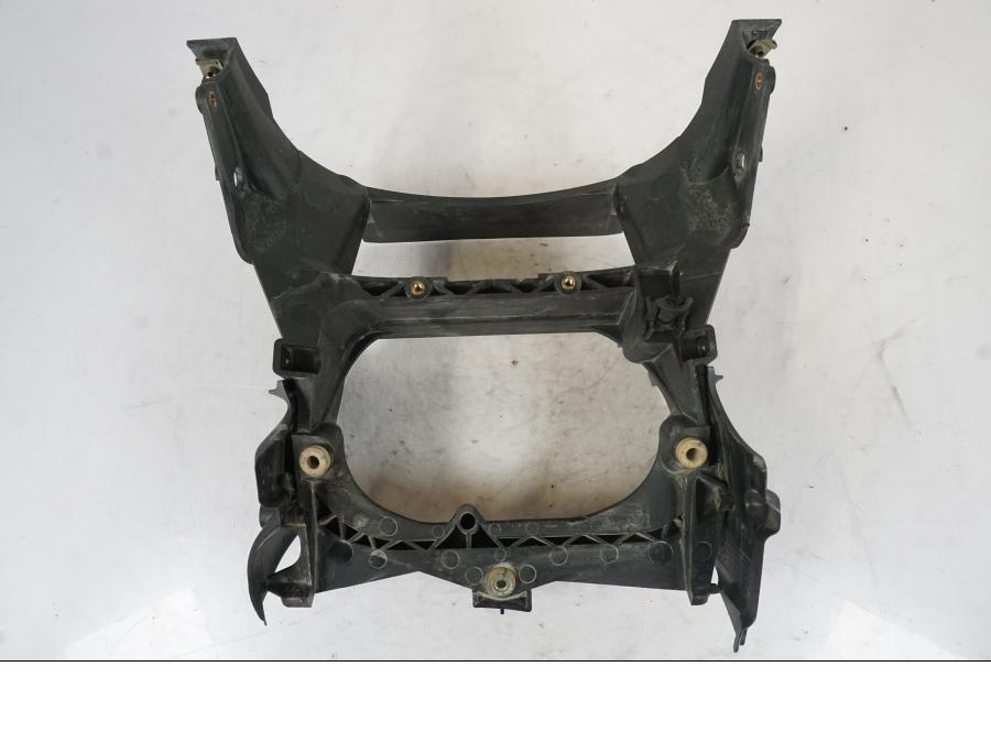 Snett nerifrån på Strålkastarfäste från en BMW R 1150 GS -2002 motorcykel.