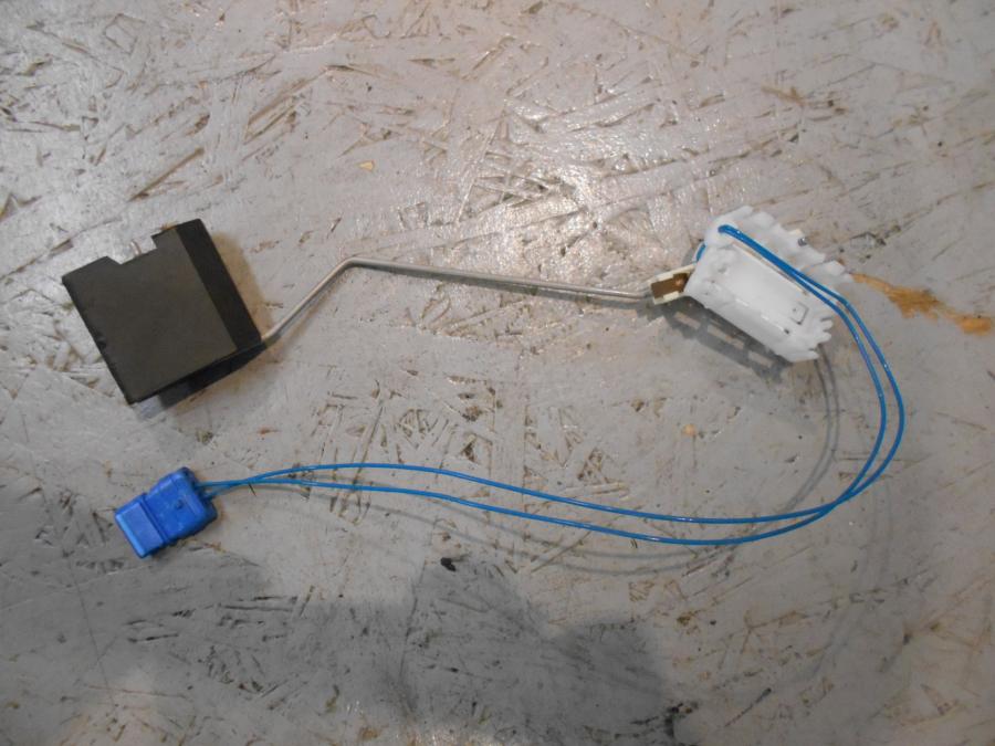 Baksidan på Bensintankgivare från en BMW K 1300 R -2009 motorcykel.