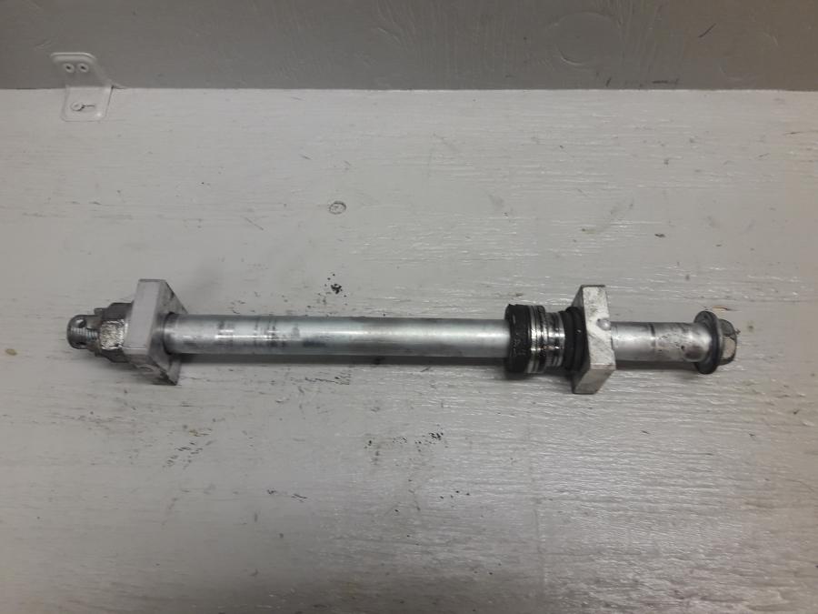 Framsidan på Axel från en Kawasaki ER-6N -2015 motorcykel.