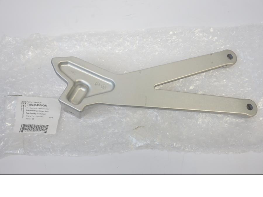 Baksidan på Fotpinnefäste från en KTM 690 Enduro -2022 motorcykel.