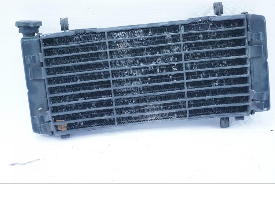 Höger sida på Vattenkyl från en Honda VFR 750 -1992 motorcykel.