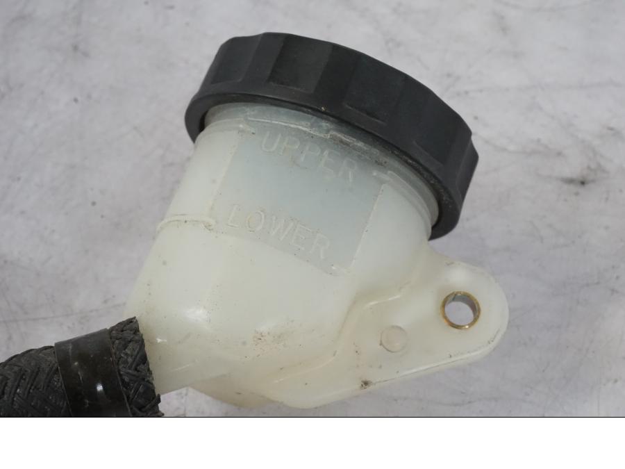 Snett nerifrån på Bromshuvudcylinder från en Honda CBR 1000 F -1999 motorcykel.