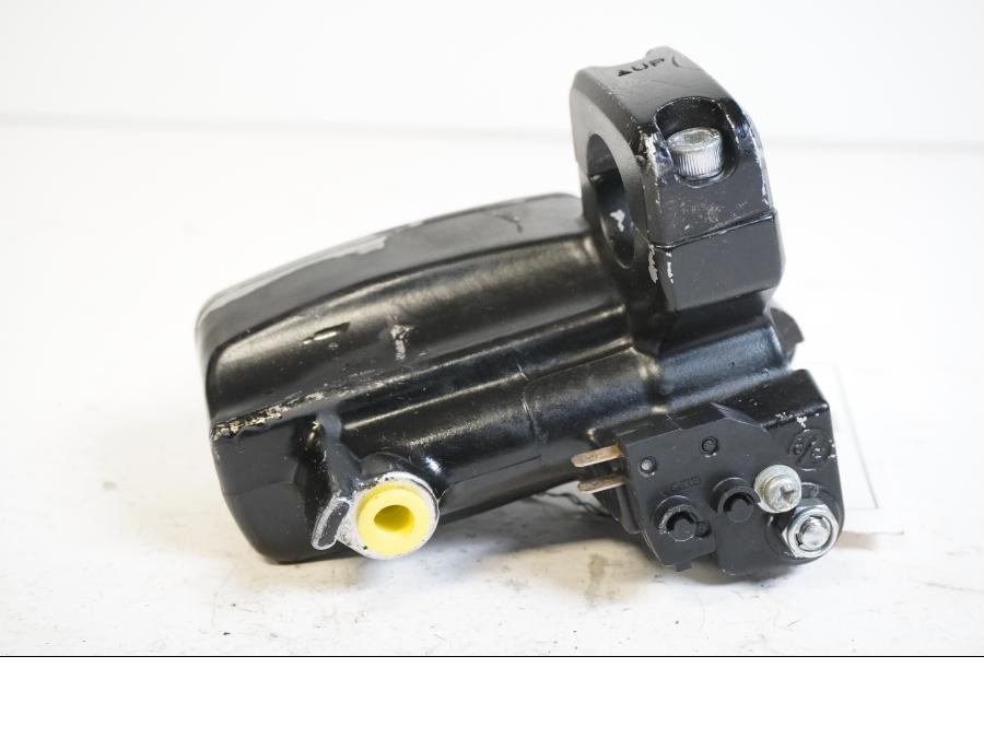 Snett uppifrån på Bromshuvudcylinder från en Suzuki M 1800 -2009 motorcykel.