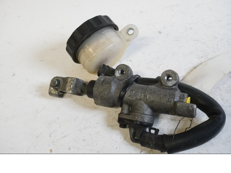 Baksidan på Bromshuvudcylinder från en Honda CBR 900 RR -1999 motorcykel.