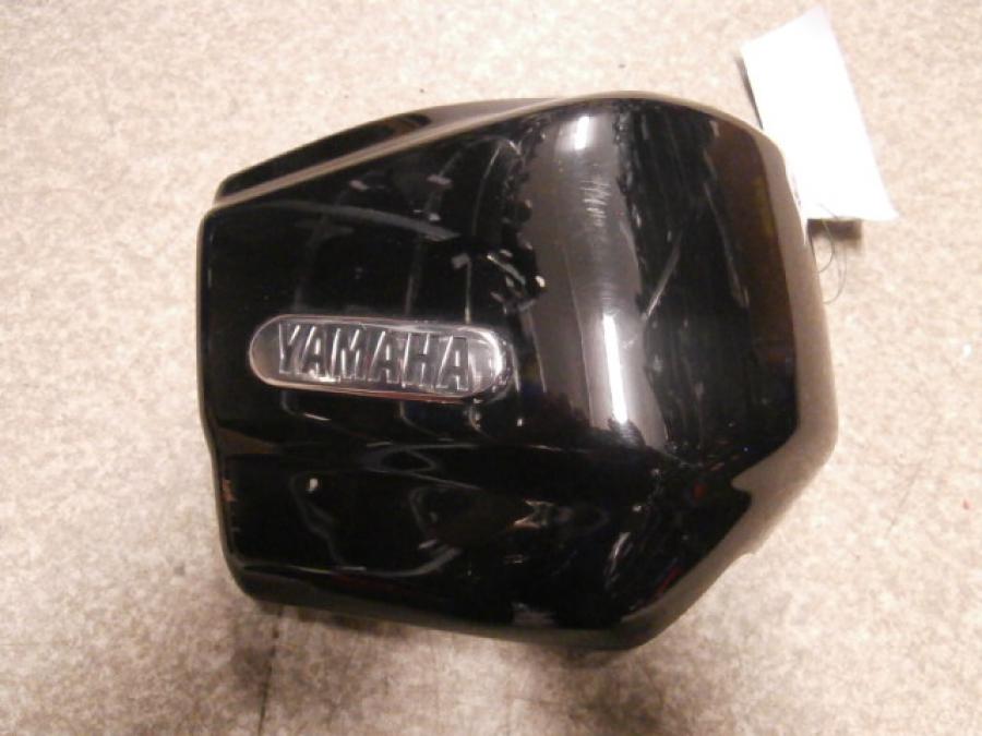 Framsidan på Sidopanel från en Yamaha XVS 1100 -2000 motorcykel.
