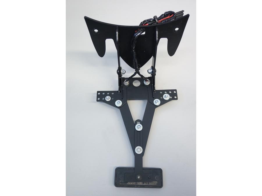 VÀnster sida pÄ SkylthÄllare frÄn en Kawasaki Versys 1000 -2015 motorcykel.