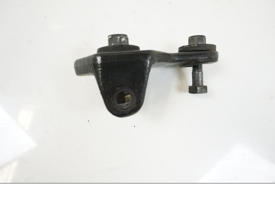 Baksidan på Fotpinnefäste från en Yamaha BT 1100 -2003 motorcykel.