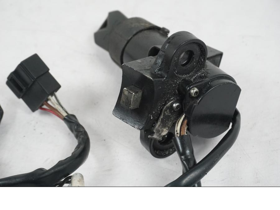 Extrabild5 på <p>Låssats från Kawasaki Z750 ABS 2008.</p>
<p>1st nyckel, tändningslås, tanklock, sadellås, cdi och imob.</p> motorcykel.