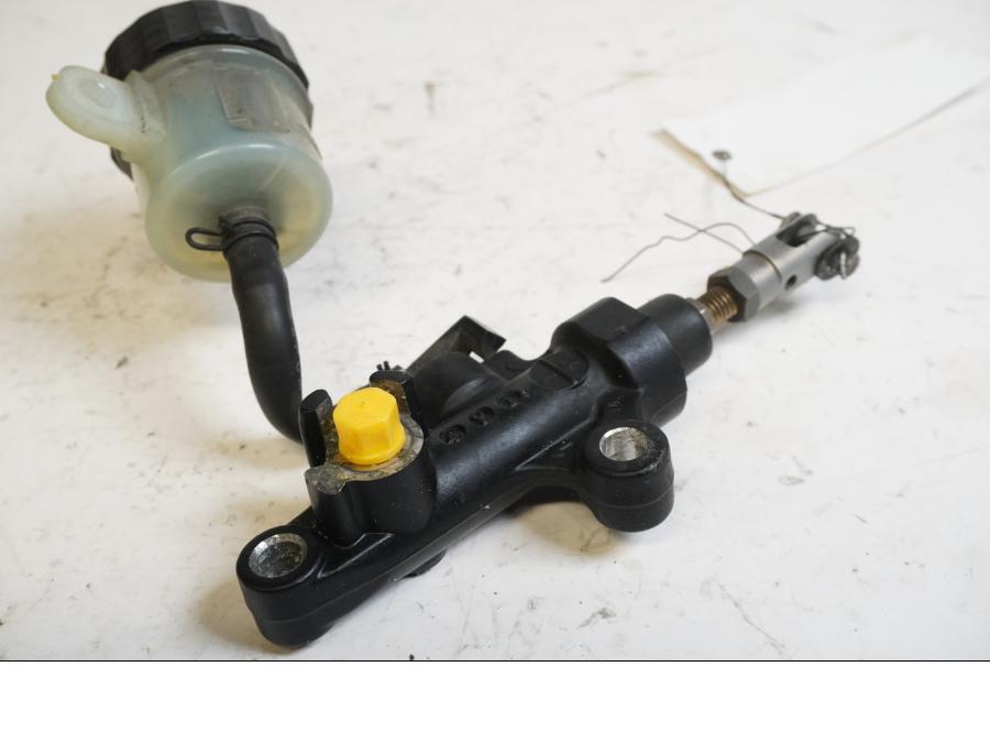 Höger sida på Bromshuvudcylinder från en Yamaha YZF 1000 R1 -2005 motorcykel.