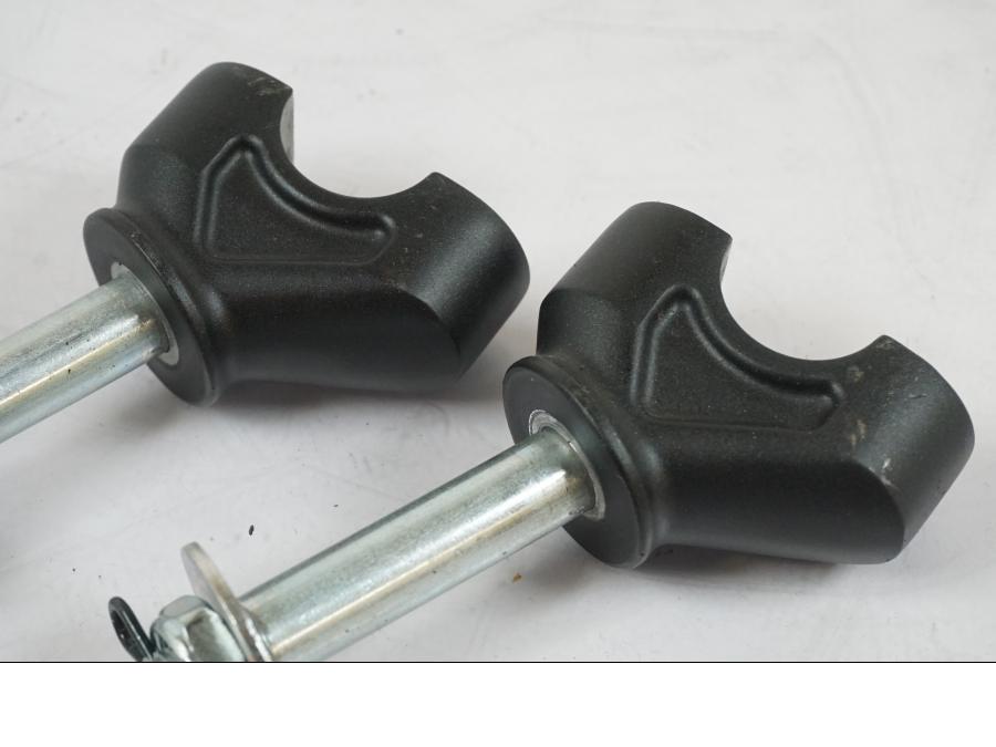 Vänster sida på Styrfäste från en Kawasaki Z 900 -2021 motorcykel.