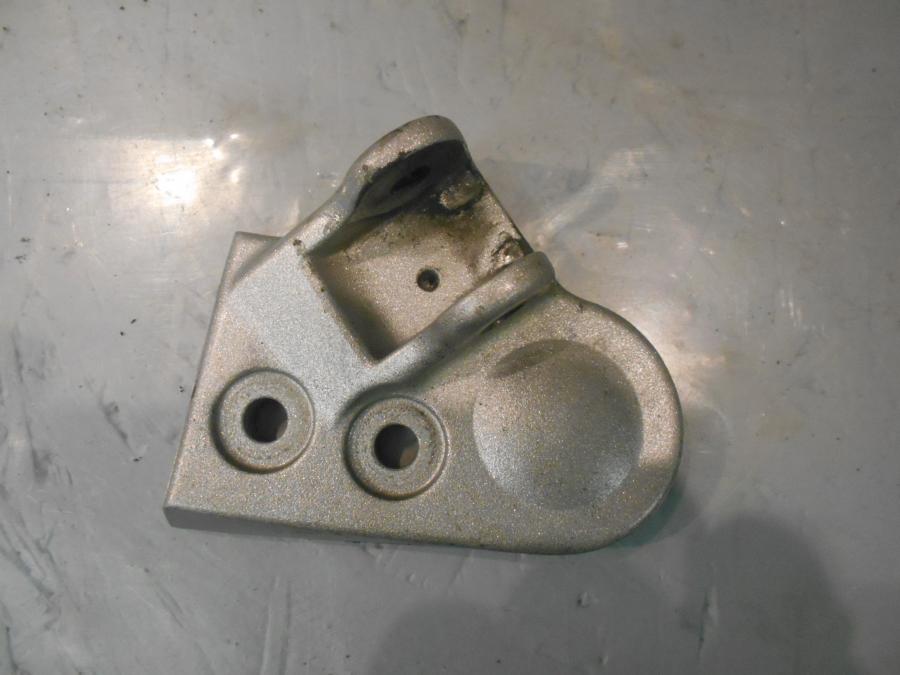 Framsidan på Fotpinnefäste från en Honda GL 1800 -2001 motorcykel.