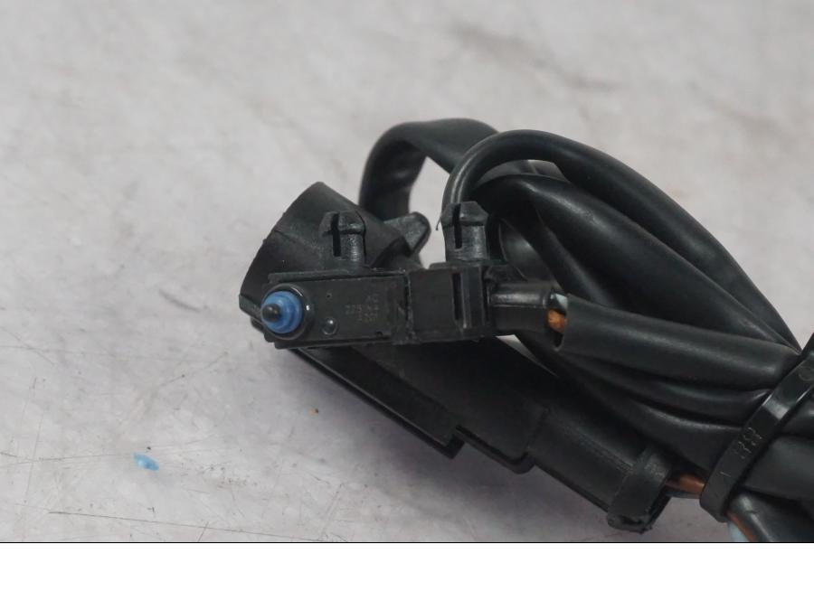 Vänster sida på Bromsljuskontakt från en KTM 1290 Super Adventure S -2022 motorcykel.