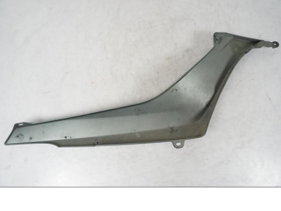 Snett nerifrån på Sidopanel från en BMW R 1200 R -2007 motorcykel.