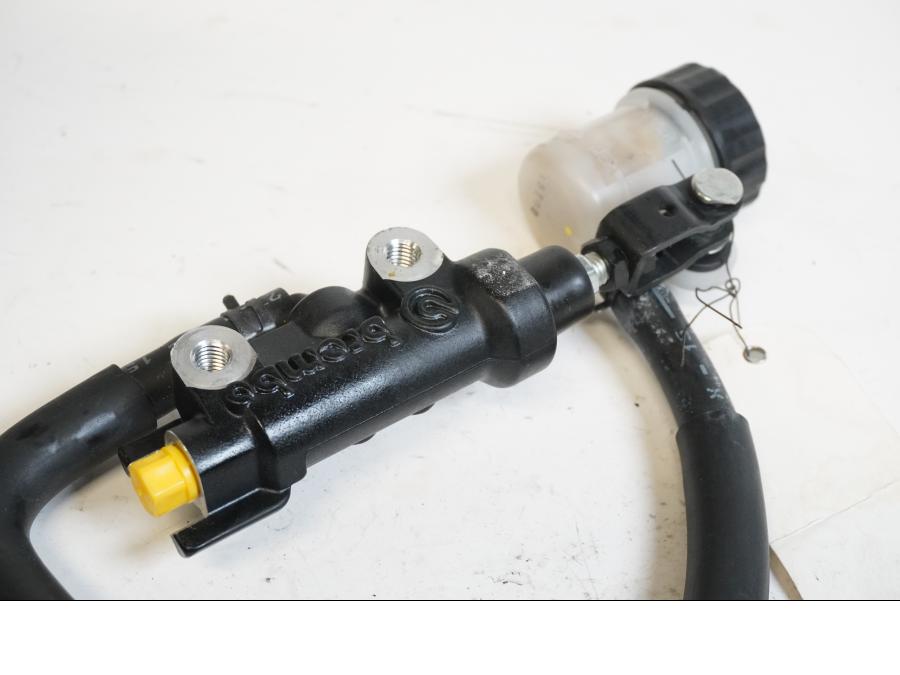 Vänster sida på Bromshuvudcylinder från en Yamaha MT-09 Tracer -2015 motorcykel.