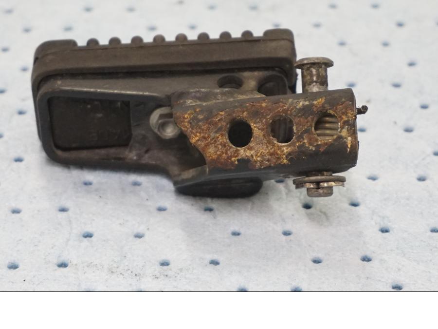 Vänster sida på Fotpinne från en BMW F 650 -1998 motorcykel.