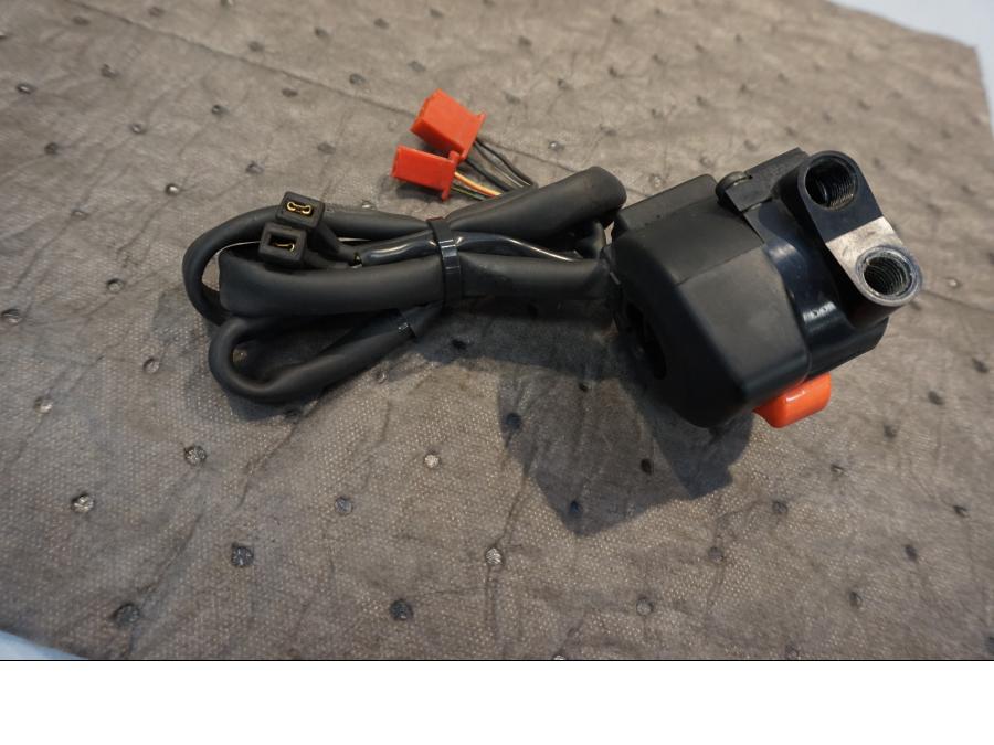 Baksidan på Styrelreglage från en Honda CBR 900 RR -1999 motorcykel.