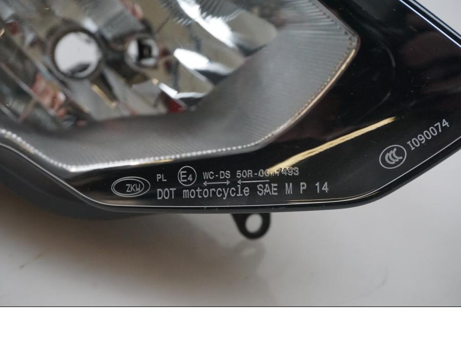 Snett nerifrån på Strålkastare från en BMW S 1000 RR -2016 motorcykel.