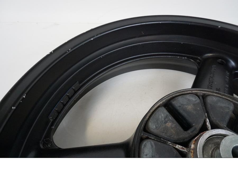 Extrabild2 på Fälg från en Suzuki GSX 600 F -1998 motorcykel.