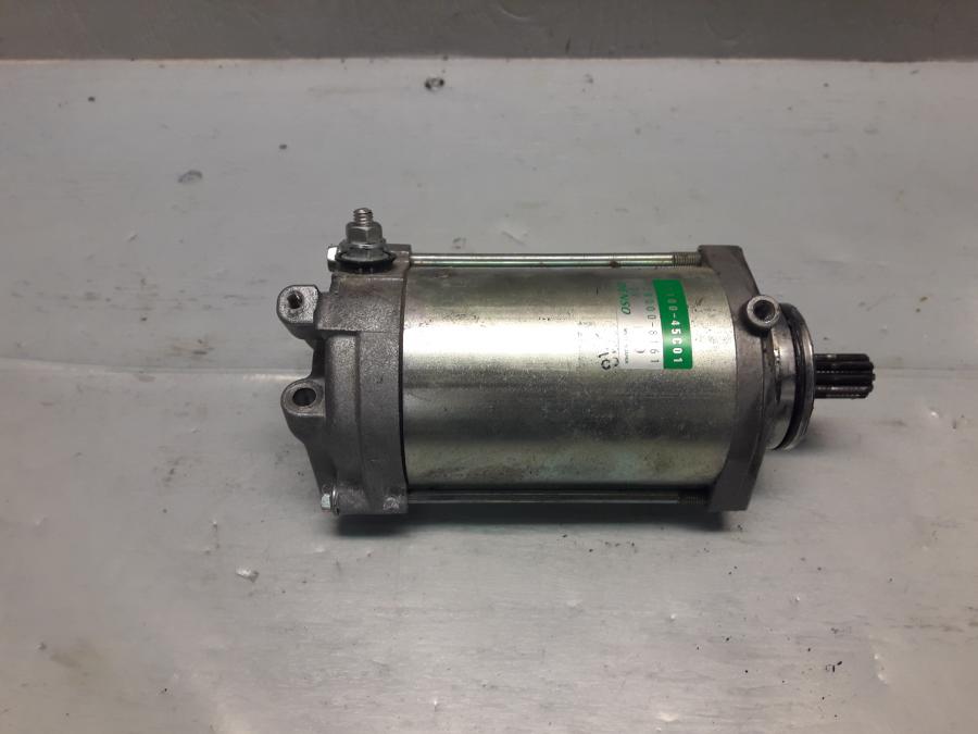 Framsidan på Startmotor från en Suzuki VL 800 -2009 motorcykel.